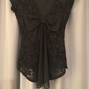 Bow in the back! Black lace top